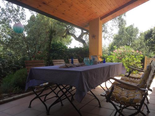 un tavolo e 2 sedie su un patio di Casa Feliz a Sant Cebrià de Vallalta