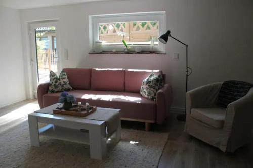 ein Wohnzimmer mit einem Sofa und einem Tisch in der Unterkunft FeWoGeestland in Bremerhaven