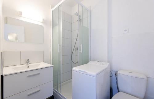 uma casa de banho com um WC, um lavatório e um chuveiro em STUDIO A 300 METRES DE LA GARE et 25 MINUTES DE PARIS EN TRAIN em Melun