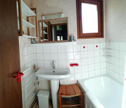 une salle de bain avec un lavabo et une baignoire dans l'établissement Hameau des chaumes vue panoramique, à La Bresse