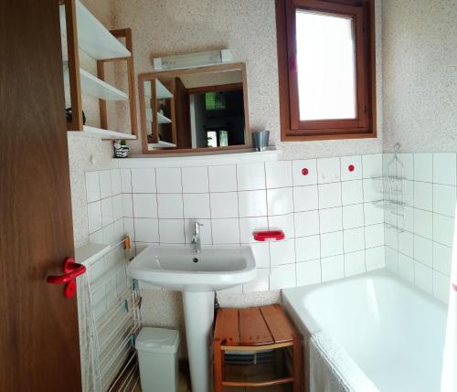 een badkamer met een wastafel en een bad bij Hameau des chaumes vue panoramique in La Bresse