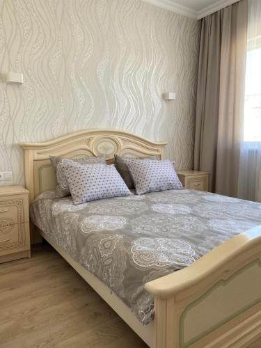 ein Schlafzimmer mit einem großen Bett mit Kissen darauf in der Unterkunft Apartment Britain in Lwiw