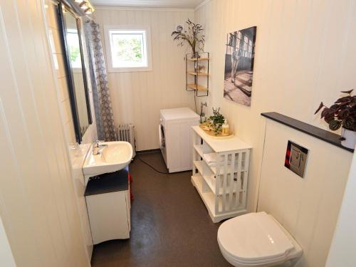 ein kleines Bad mit WC und Waschbecken in der Unterkunft Apartment EYDEHAVN in Eydehamn