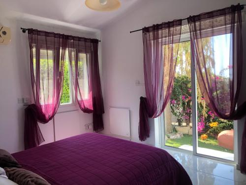 Postel nebo postele na pokoji v ubytování Villa Neyla Four bedroom Coral Bay Beach front