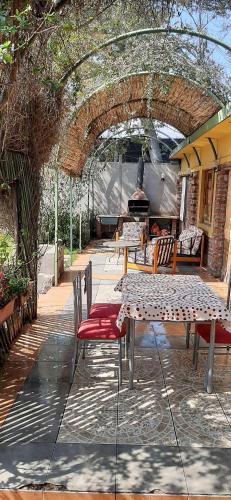 un patio con mesa, sillas y parrilla en JI Home Boutique en Santiago