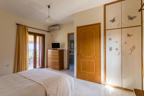 a bedroom with a bed and a dresser at Chioureas apartments in Levktron
