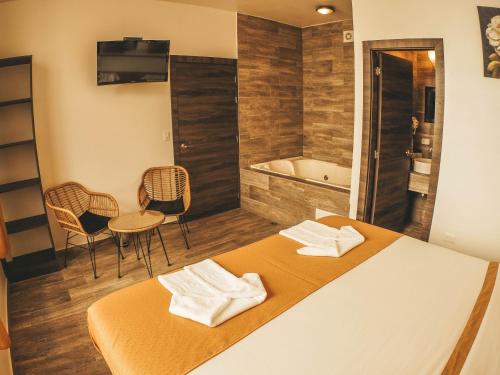 Toucan Platinum Suites Aparthotel tesisinde bir odada yatak veya yataklar