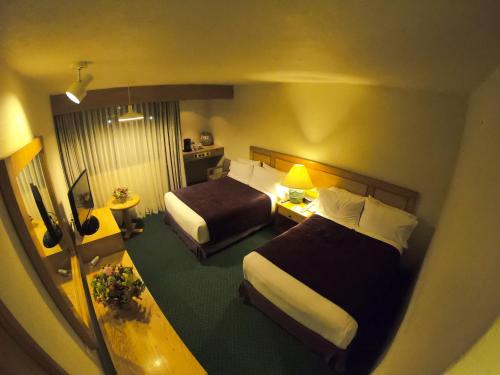 a view of a hotel room with two beds at Cantalagua Inn in Atlacomulco de Fabela