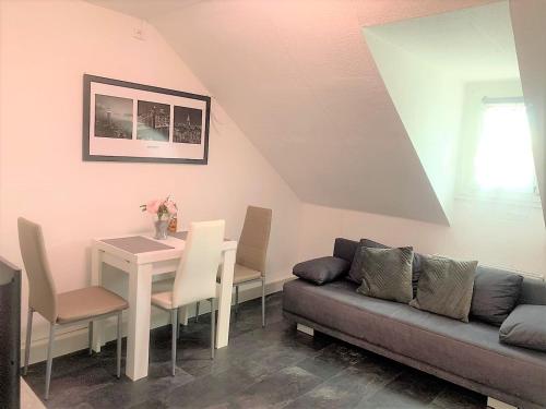 uma sala de estar com um sofá e uma mesa em MyHome Basel 3B44 em Saint-Louis