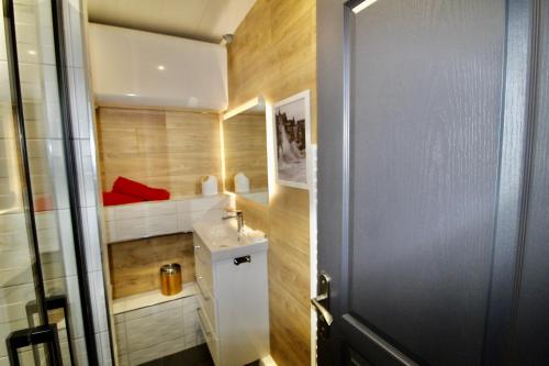 La petite salle de bains est pourvue de toilettes et d'un lavabo. dans l'établissement Cosy Solidor T2 avec jardin terrasse 100m plage, à Saint-Malo