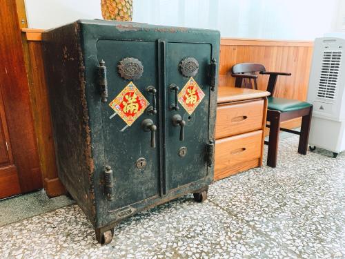 an old green chest sitting next to a desk at Forever Happiness Hostel in Puli