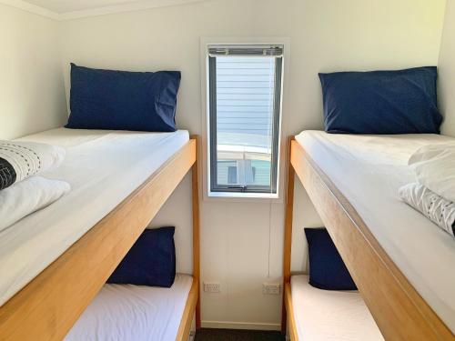Katil atau katil-katil dalam bilik di Mercury Bay Holiday Park