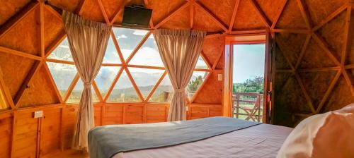 sypialnia z dużym oknem i łóżkiem w pokoju w obiekcie Hotel Buenosaires Barichara w mieście Barichara