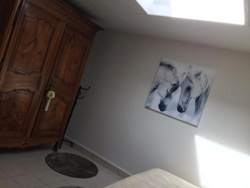 ein Schlafzimmer mit zwei Bildern von Wölfen an der Wand in der Unterkunft Maison cozy in Le Pin