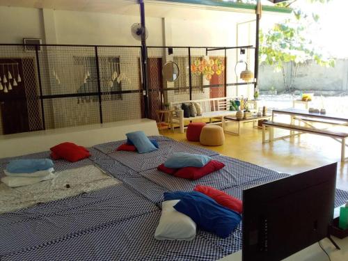 莫阿爾博阿的住宿－MOHO，一间房间,地板上配有三个枕头
