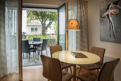 ein Esszimmer mit einem Tisch und Stühlen in der Unterkunft H&H Apartment im Greifswald Eldena Nr19-Jonas mit Terrasse in Greifswald