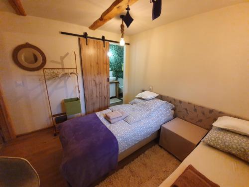 a bedroom with a bed and a window at Siedlisko Odpoczynkowo in Nowosiółki