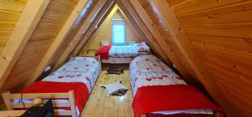 เตียงในห้องที่ Lodge Ljubiska Previja