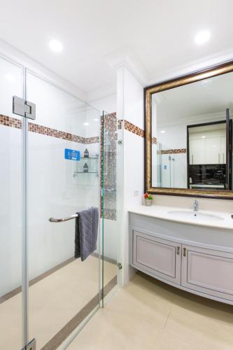 a bathroom with a sink and a mirror at Beautiful Apartment A6 Central Pattaya in Pattaya