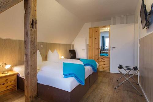 a bedroom with a large bed with blue pillows at H&H Apartment im Herzen der Stadt Nr 17-Karl mit Küche, Wohnzimmer und Esstisch in Greifswald