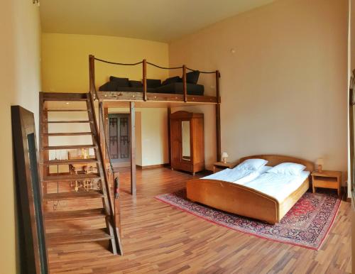 Schloss Arenfels tesisinde bir ranza yatağı veya ranza yatakları