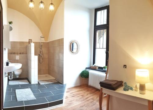 Bathroom sa Schloss Arenfels