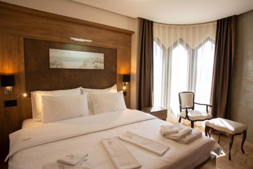 En eller flere senge i et værelse på Hotel Vrbak ND