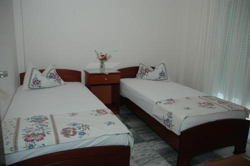 オリンピアキ・アクティにあるFrideriki Apartmentsのベッド2台と花瓶が備わるお部屋