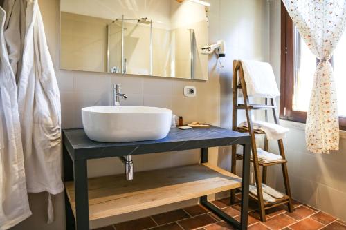un bagno con lavandino su un tavolo blu di La Puraza Comfort Rooms a Rimini