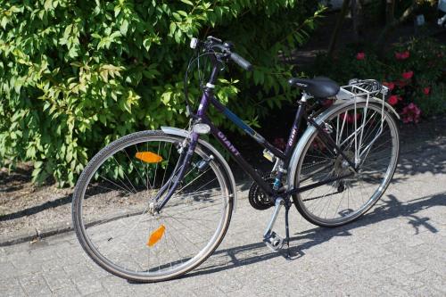 a bike parked on the side of a sidewalk at Ferienwohnung Schiffsblick Horumersiel in Wangerland
