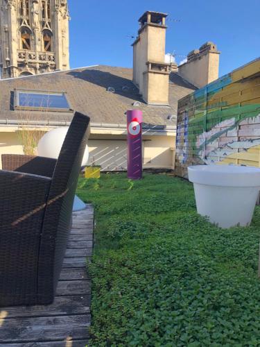 a yard with a fire hydrant in the grass at Urban Style hotel de l'Europe in Rouen