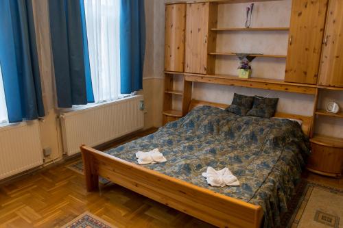 מיטה או מיטות בחדר ב-Centrum Panzió