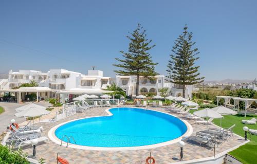 una grande piscina di fronte a un edificio di Naxos Nature Suites ad Agios Prokopios