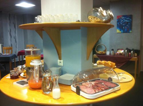 サルグミーヌにあるAmadeus Hotelの食べ物のトレイを載せたテーブル
