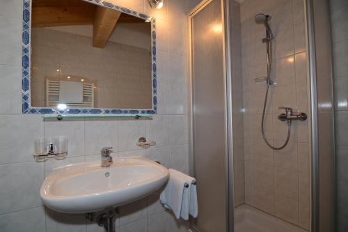 Een badkamer bij Garni Dorfblick