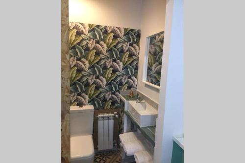 baño con un mural de plátano en la pared en Casa Espanyoleto, en Xàtiva