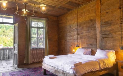 Postel nebo postele na pokoji v ubytování Ethno Sazano Hotel