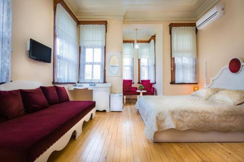 sala de estar con cama y sofá en Yalı Butik Otel, en Büyükada