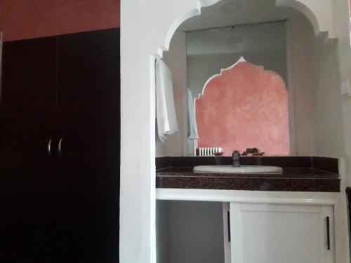uma casa de banho com um lavatório e um espelho em HOTEL VELLEDA em Rabat