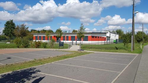 an empty parking lot in front of a building at Ferienwohnung Monika Staßfurt OT Üllnitz an der A14 in Glöthe