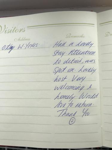 een notitieboek met handschrift op de pagina's bij Glen View B & B in Whitby