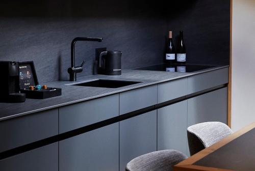 Una cocina o zona de cocina en Hotel Alpenland