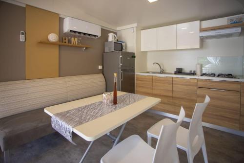 Kuchyň nebo kuchyňský kout v ubytování OAZA MIRA Mobile Houses - Camp Baško Polje #BestOffer