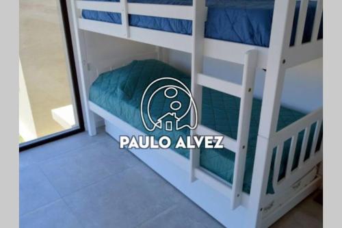 a room with a bunk bed with a green pillow at BAHIA SAN FRANCISCO, casa Gaviotas, a 80 metros del mar, Uruguay in Piriápolis