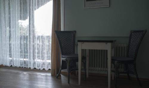 a table and two chairs in a room with a window at wohnung oben Steiger in Bad Birnbach