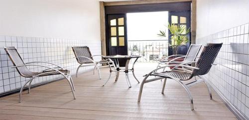 eine Gruppe Stühle und ein Tisch auf dem Balkon in der Unterkunft Hotel Rio in Tucuruí