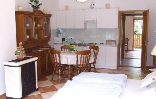 cocina con mesa y sillas en una habitación en Liget lakópark, en Fonyód
