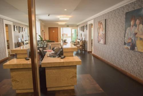 an office with two reception desks in a hallway at Residencial Flat Villa Rosa in Itapetininga