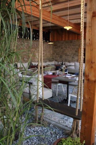 Un restaurante o sitio para comer en Appartement Zillertal Klee mit Restaurant KleemenTine