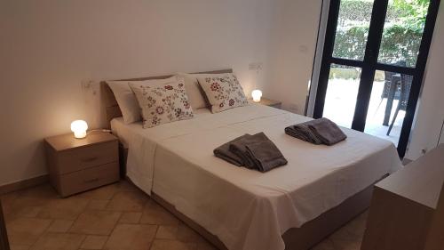 um quarto com uma cama com duas almofadas em Residenze Makarska at Roseto beach em Roseto degli Abruzzi
